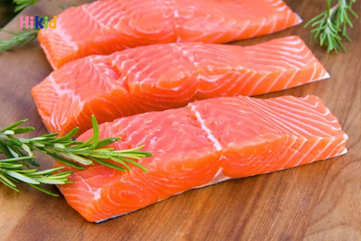 Cá hồi là thực phẩm giàu acid béo Omega-3, hỗ trợ trẻ tăng chiều cao