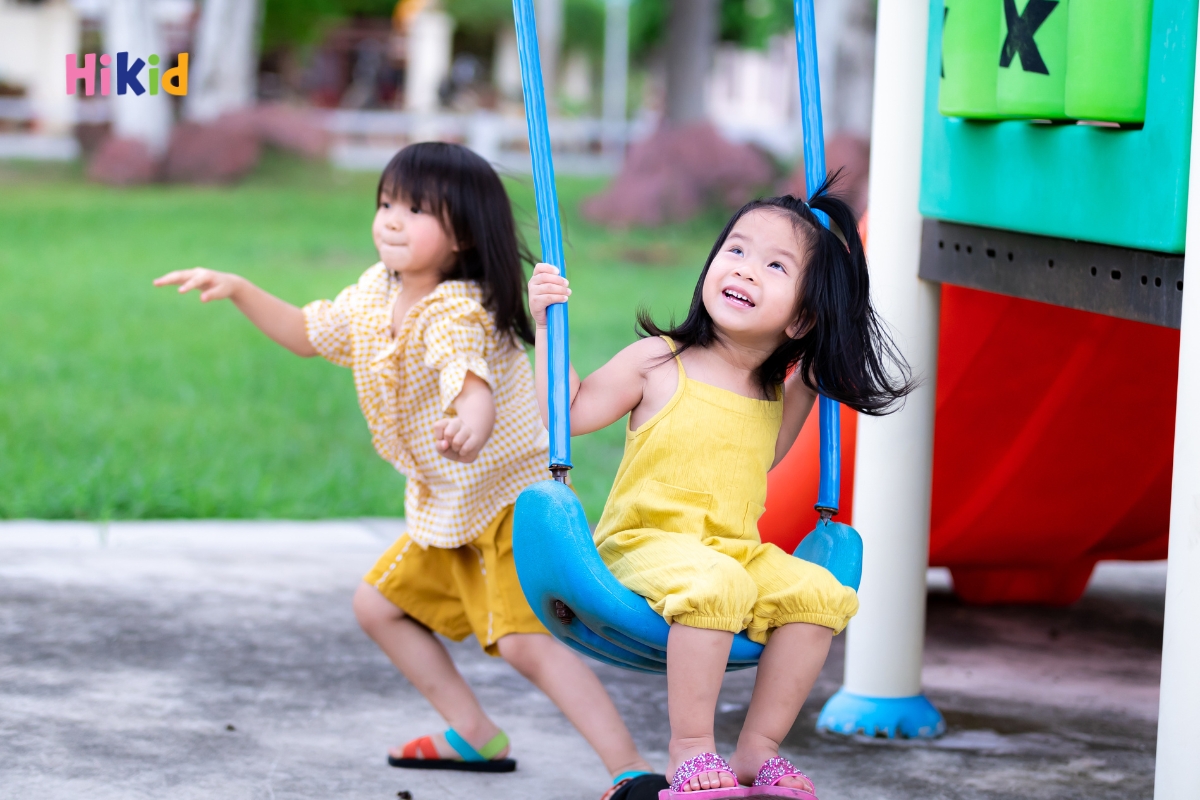 Ba mẹ nên khuyến khích trẻ tham gia các hoạt động ngoài trời vào buổi sáng sớm