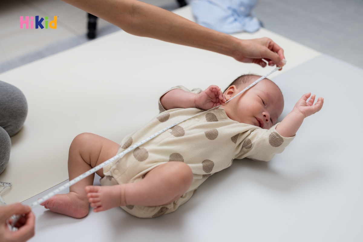 Ba mẹ cần giữ chân bé duỗi thẳng để có số đo chính xác
