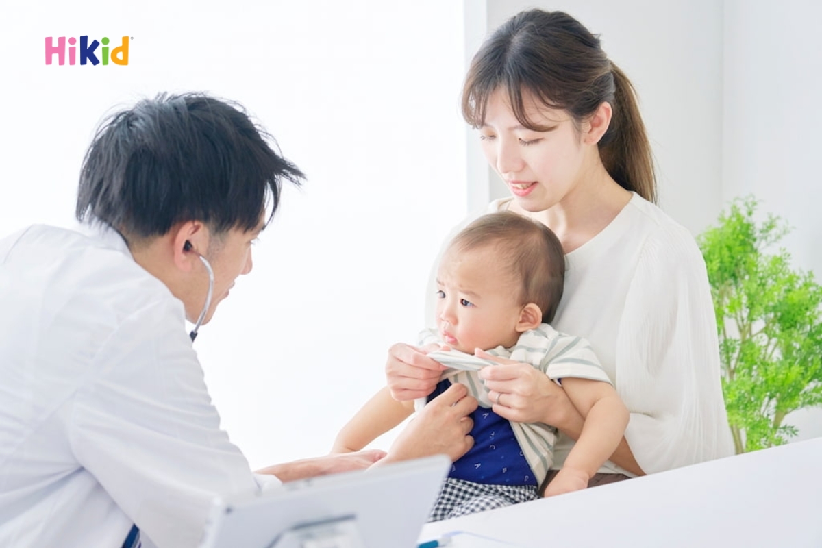 Với trẻ 1 tuổi, ba mẹ nên cho trẻ thăm khám định kỳ 3 - 6 tháng/lần