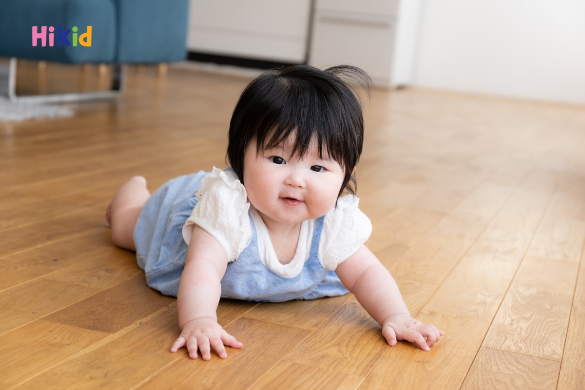 Nên chọn cho bé 1 tuổi những bộ trang phục rộng rãi để bé thoải mái bò trườn, tập đi