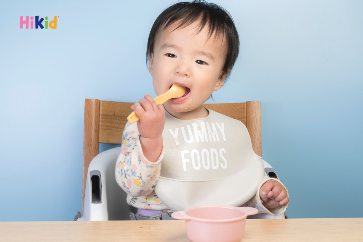 Bé 1 tuổi đã có thể tập ăn thức ăn rắn