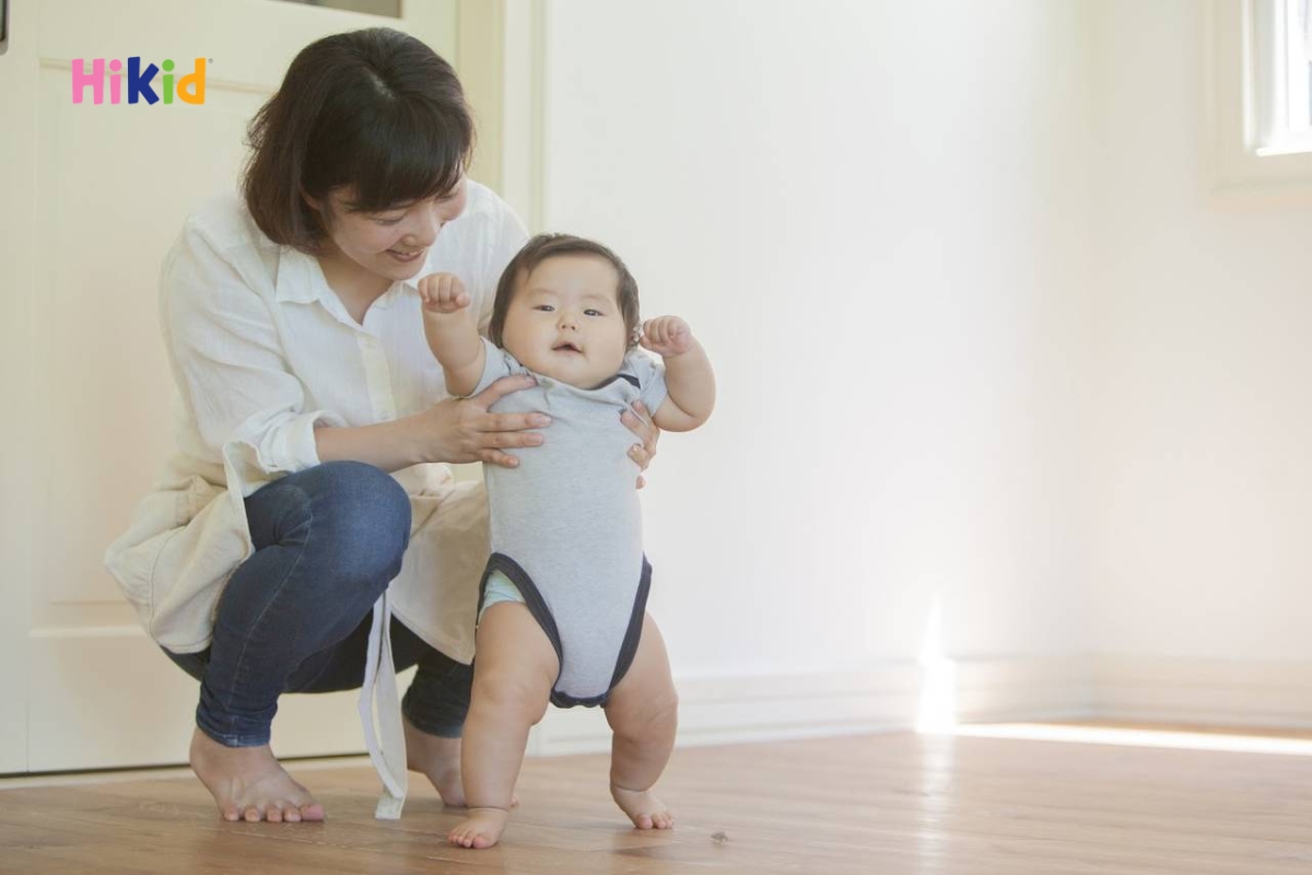 Bé bắt đầu tập đi khi được 1 tuổi