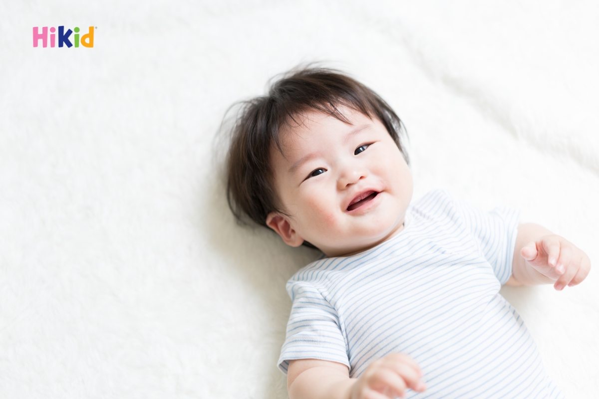 Bé 1 tuổi có thể biểu lộ cảm xúc qua cử chỉ