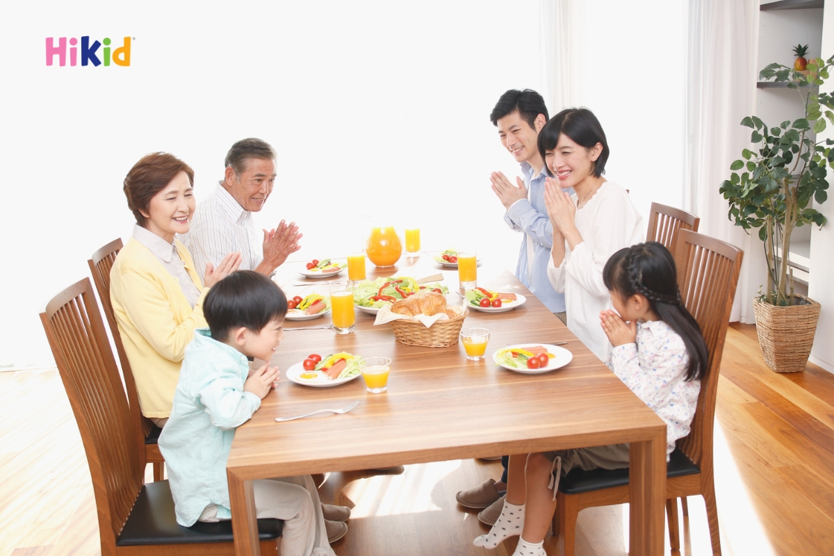 Cả gia đình nên nắm rõ và tuân thủ lịch sinh hoạt của bé