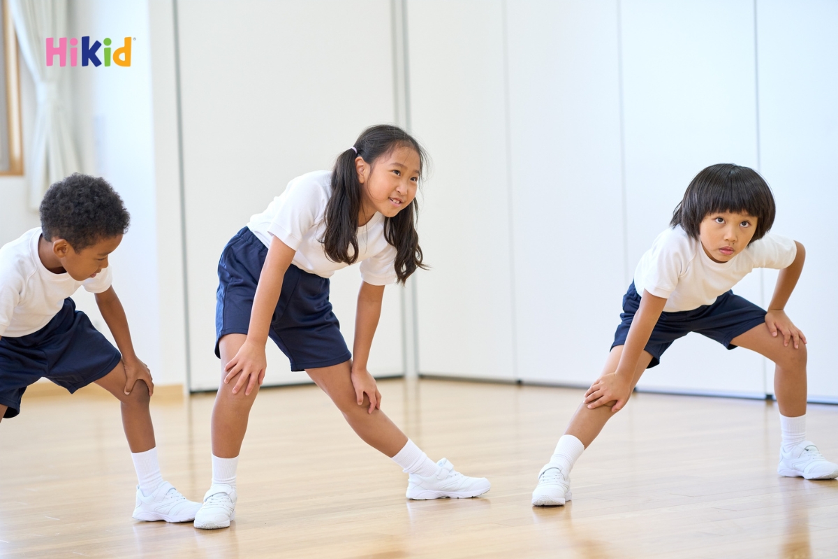 Hãy hướng dẫn trẻ khởi động thật kỹ trước khi tập thể thao