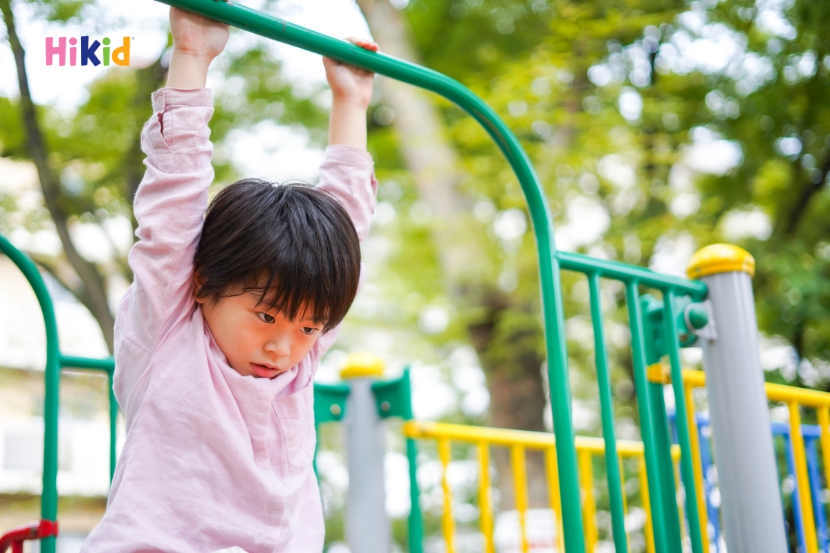 Tập xà đơn giúp các khớp xương của bé được giải phóng