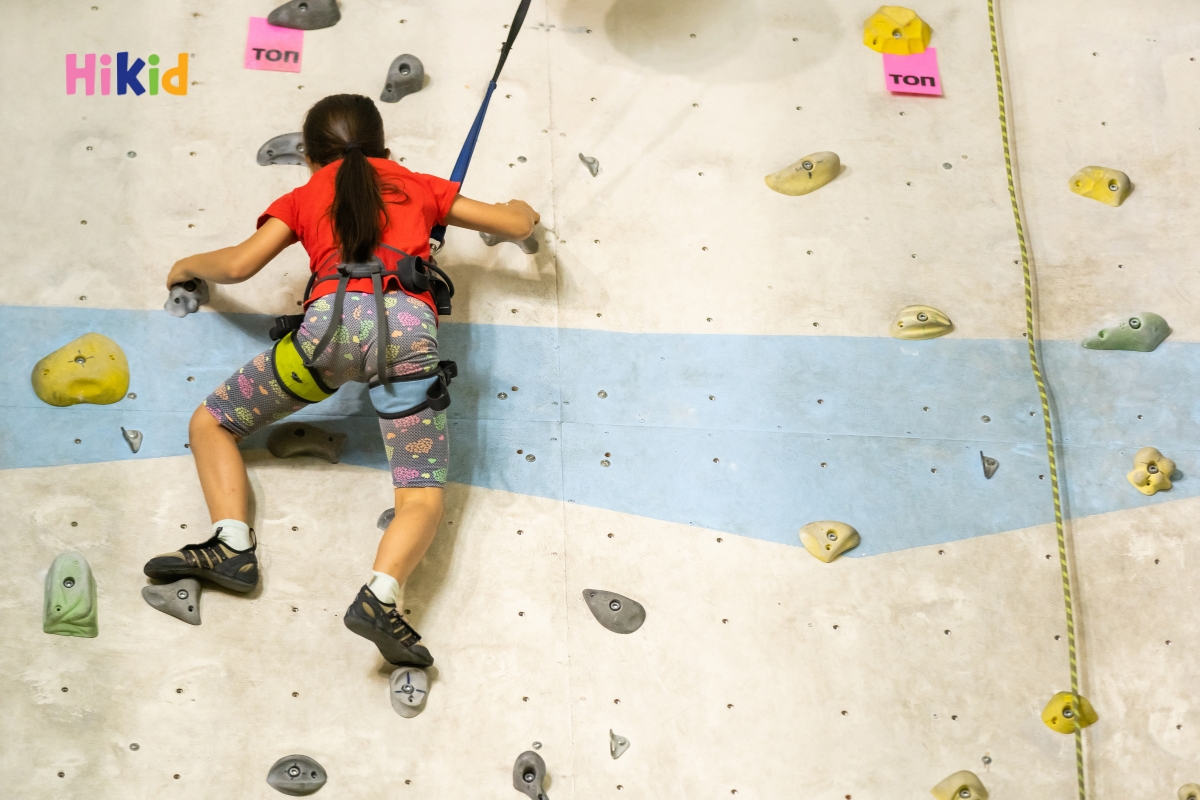 Leo núi trong nhà là môn thể thao tăng chiều cao cho bé đầy thú vị