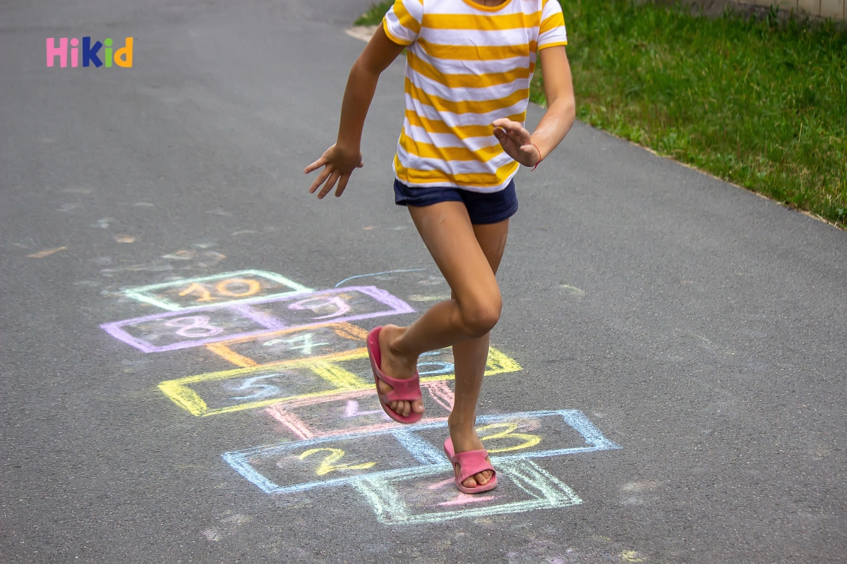 Nhảy lò cò kích thích các nhóm cơ ở chân của trẻ phát triển