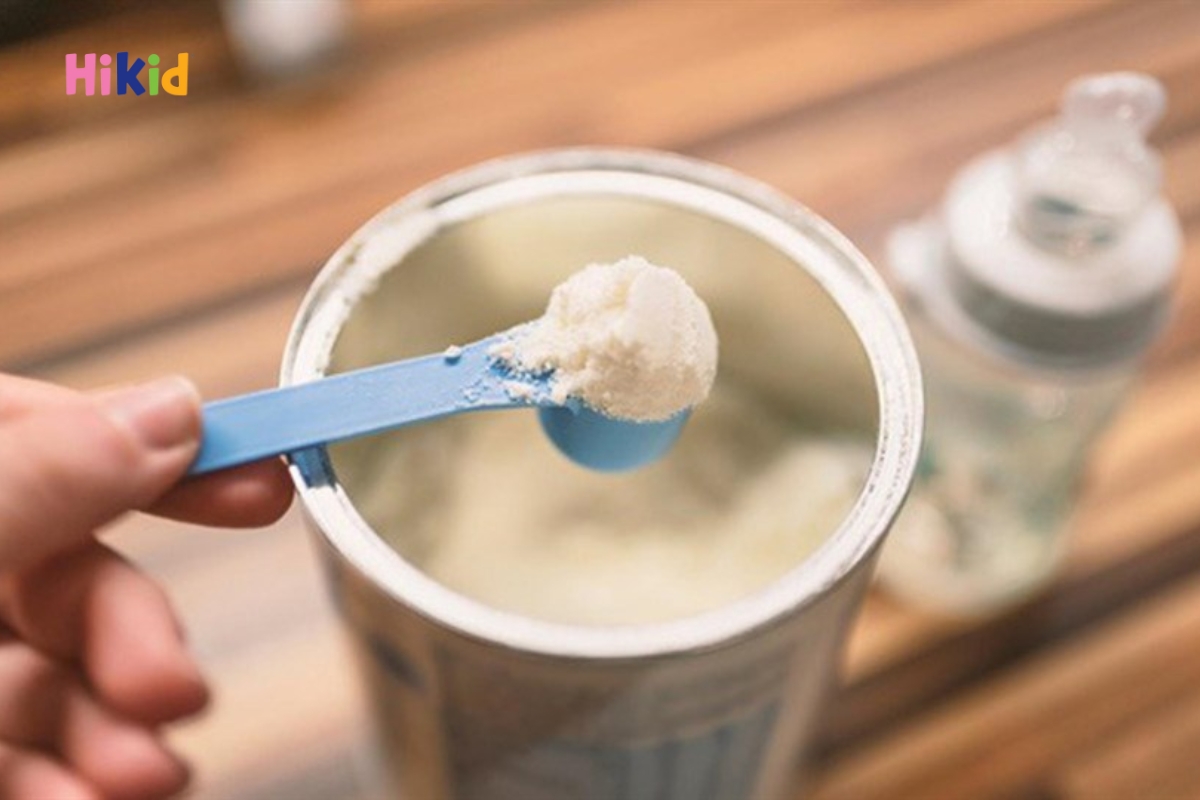 Nên pha sữa theo đúng tỉ lệ được ghi trên bao bì sản phẩm