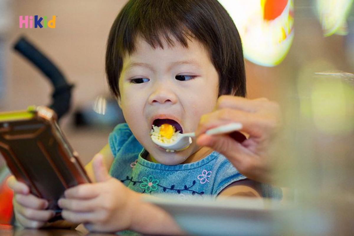 Dùng thiết bị điện tử quá mức có thể tác động tiêu cực đến sự phát triển thể chất và trí tuệ của trẻ