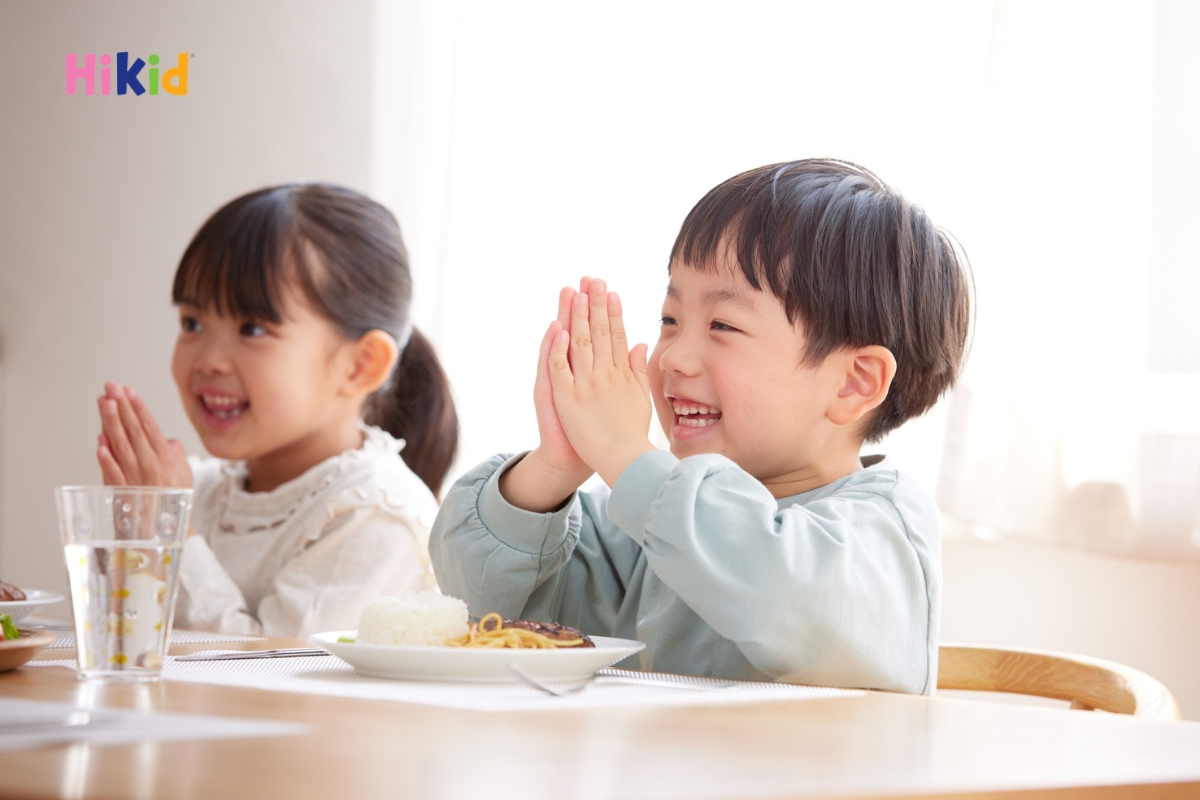 Tâm lý thoải mái tạo điều kiện thuận lợi cho quá trình phát triển thể chất của trẻ
