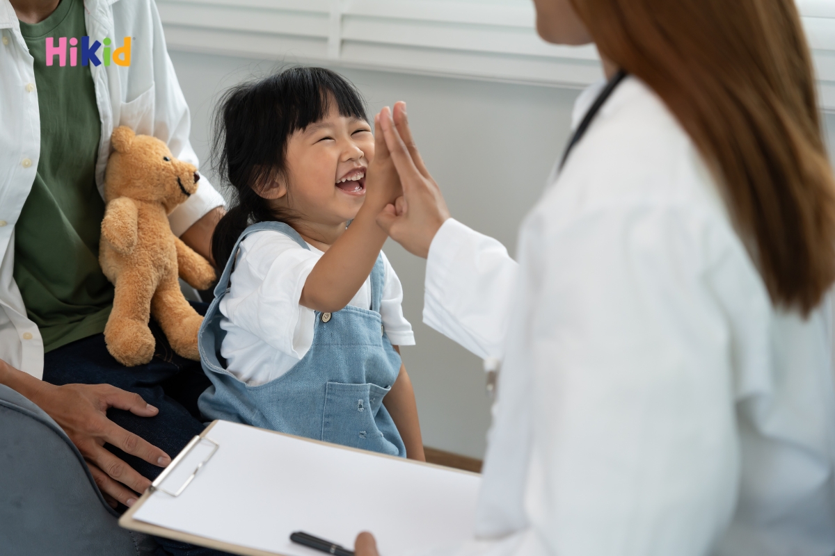 Nên chủ động theo dõi tình trạng sức khỏe bé 2 tuổi để kịp thời điều chỉnh chế độ chăm sóc