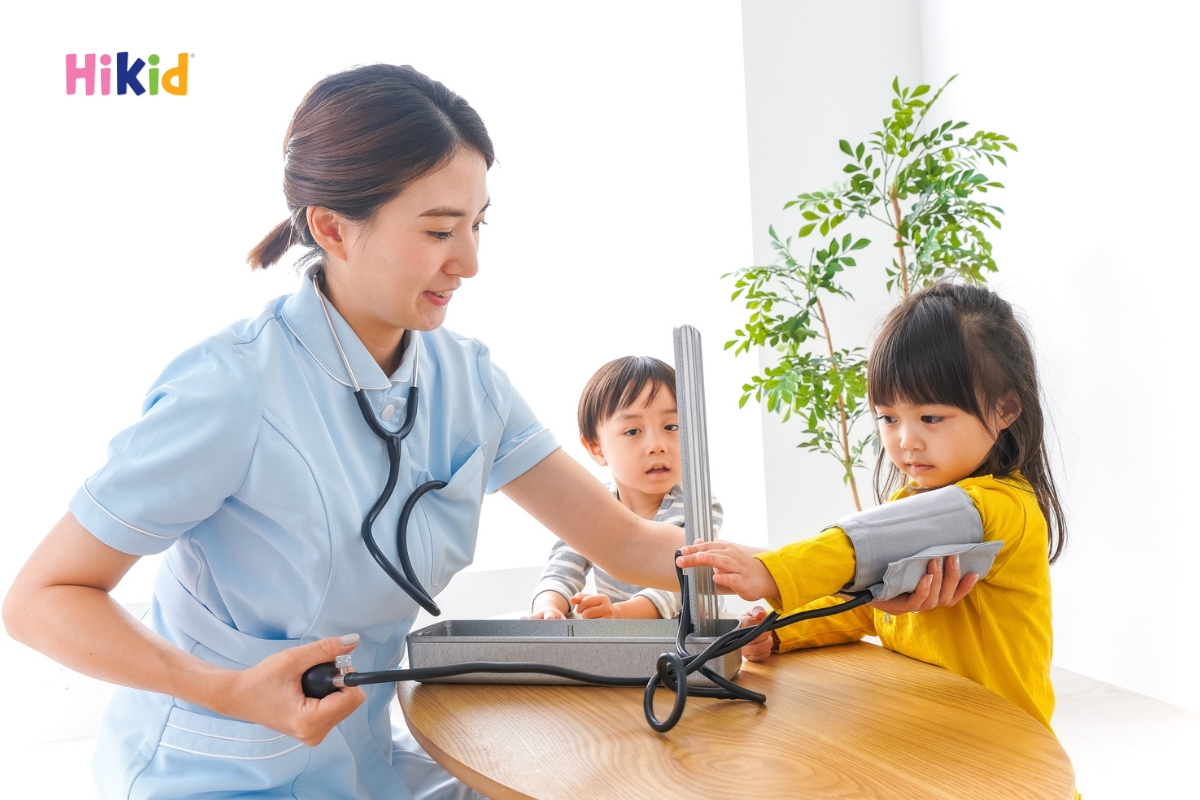 Nên theo dõi tình trạng sức khỏe của bé thường xuyên để phát hiện sớm dấu hiệu bất thường