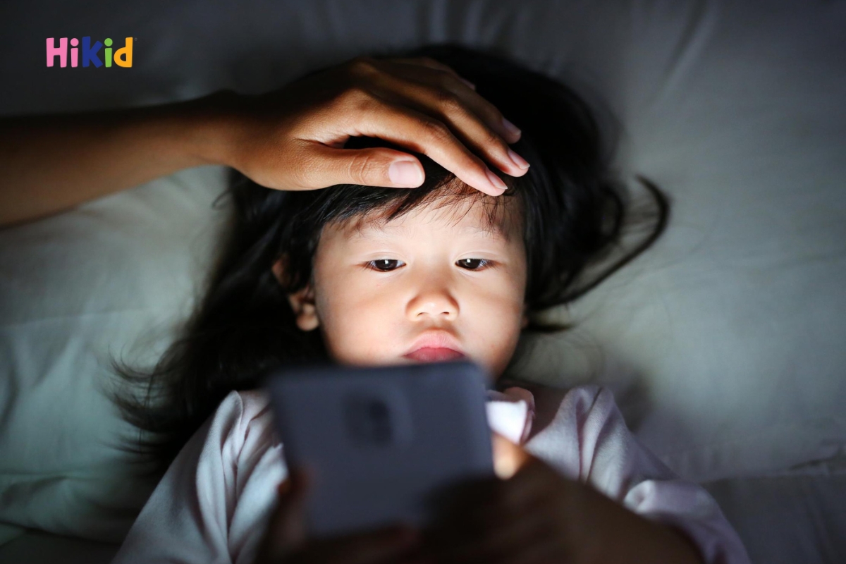 Không nên cho bé 3 tuổi sử dụng điện thoại trước khi đi ngủ