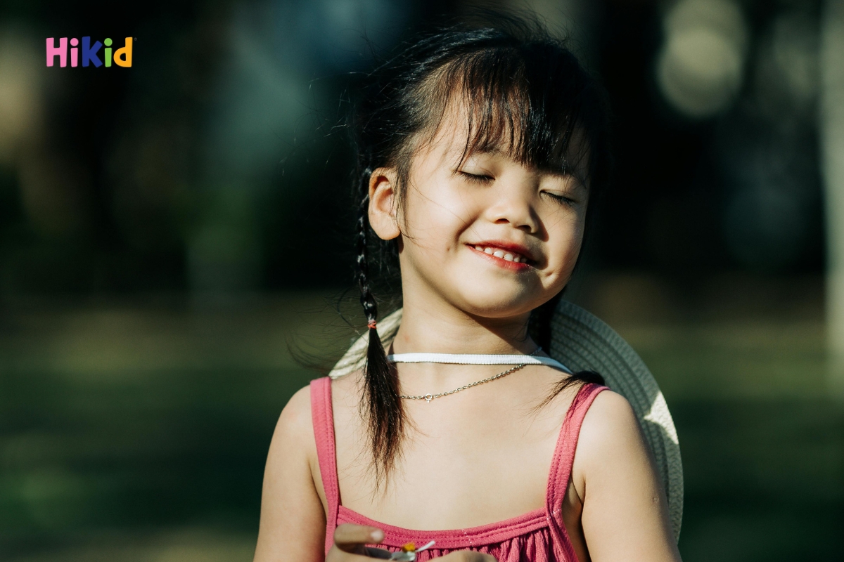 Phơi nắng giúp cơ thể bé tự tổng hợp vitamin D, hỗ trợ quá trình phát triển xương