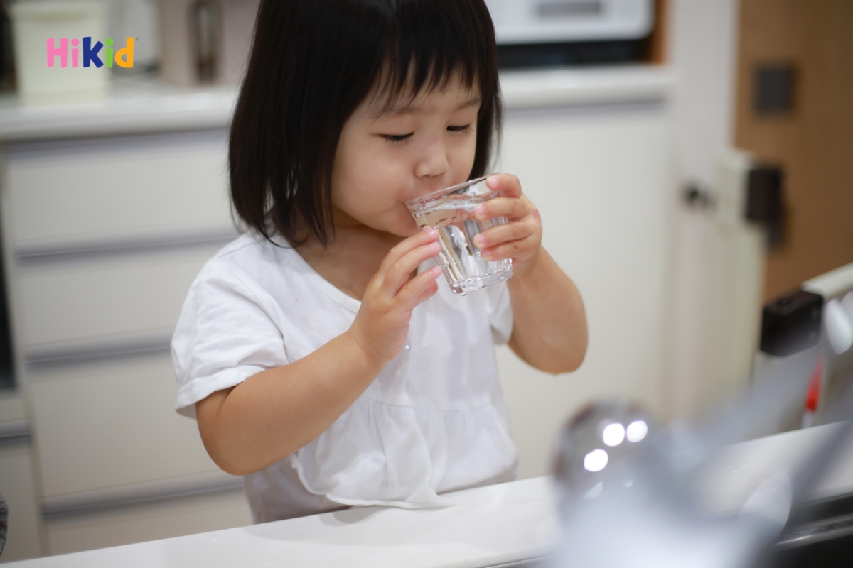 Uống đủ nước mỗi ngày góp phần bảo vệ sức khỏe cột sống của trẻ