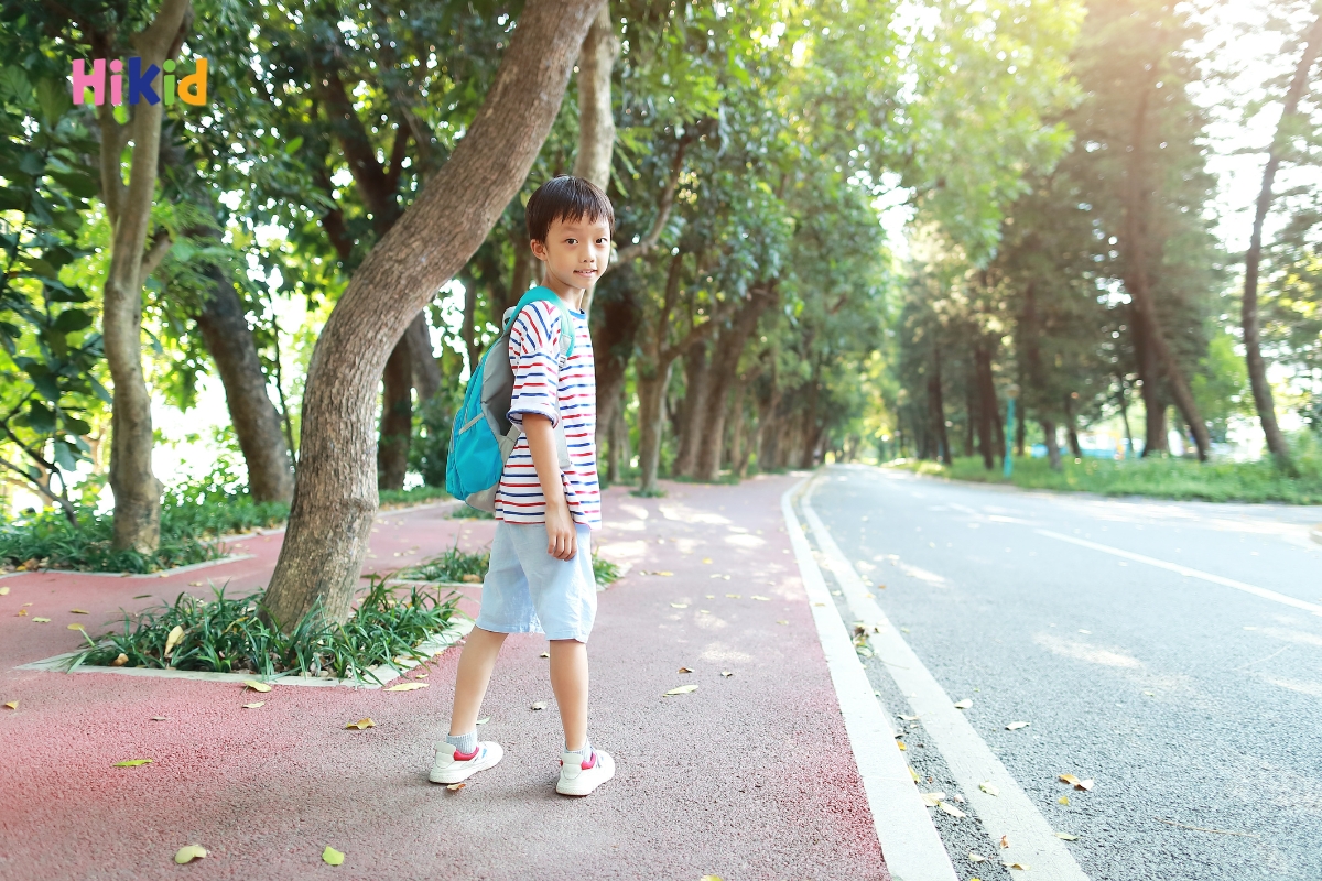 Nên chọn loại cặp phù hợp và không quá nặng cho bé 5 tuổi