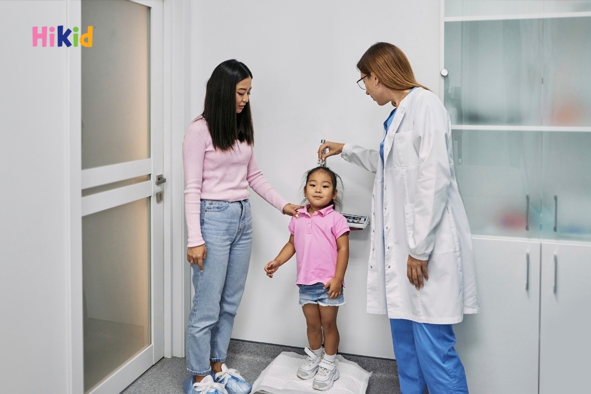 Nên theo dõi chiều cao của trẻ thường xuyên để kịp thời phát hiện dấu hiệu bất thường