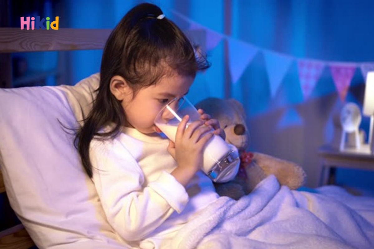 Một ly sữa ấm trước khi đi ngủ giúp trẻ dễ ngủ hơn