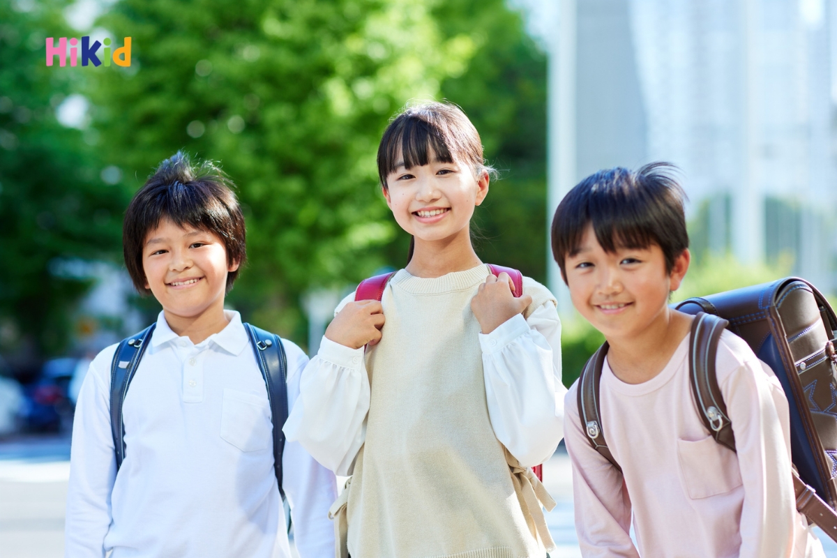 Ba mẹ nên lựa chọn cặp sách phù hợp với thể trạng của bé 7 tuổi