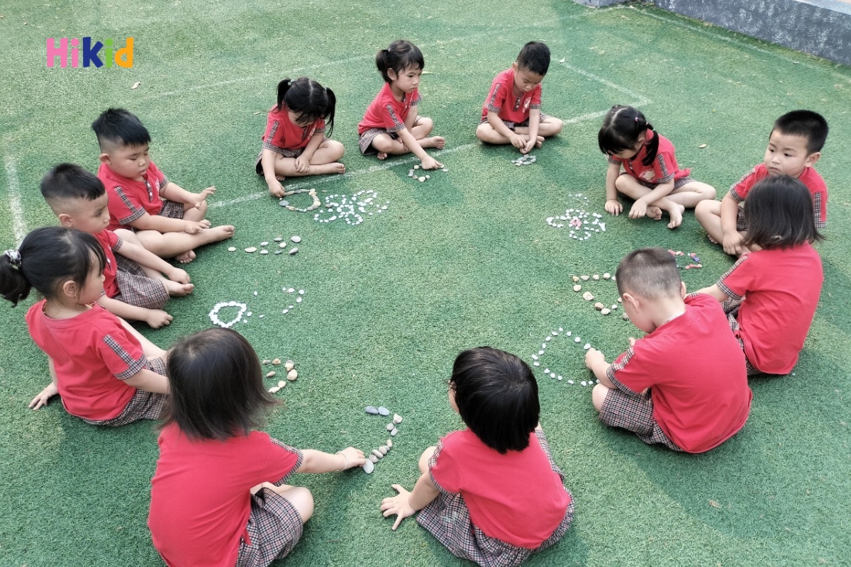 Ba mẹ nên khuyến khích trẻ vận động ngoài trời mỗi ngày