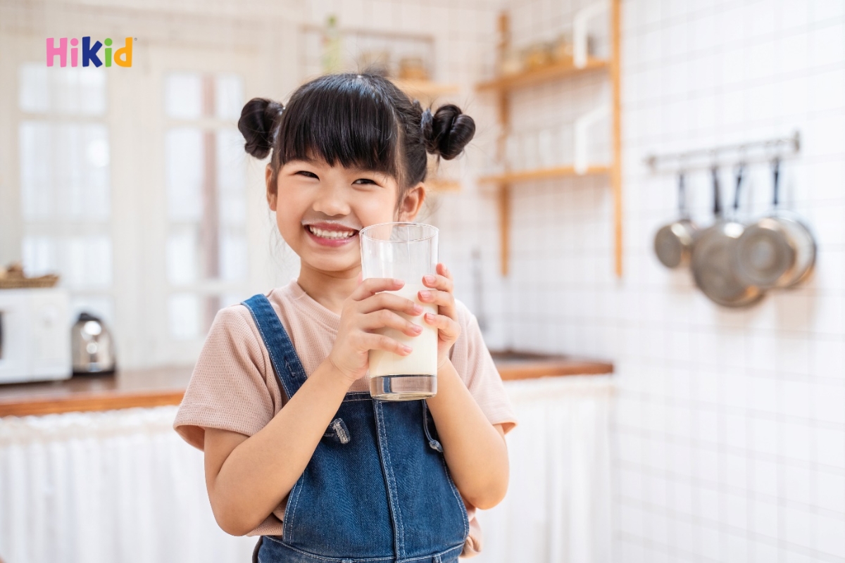 Nên bổ sung sữa trong chế độ ăn hàng ngày để bổ sung dinh dưỡng cho bé