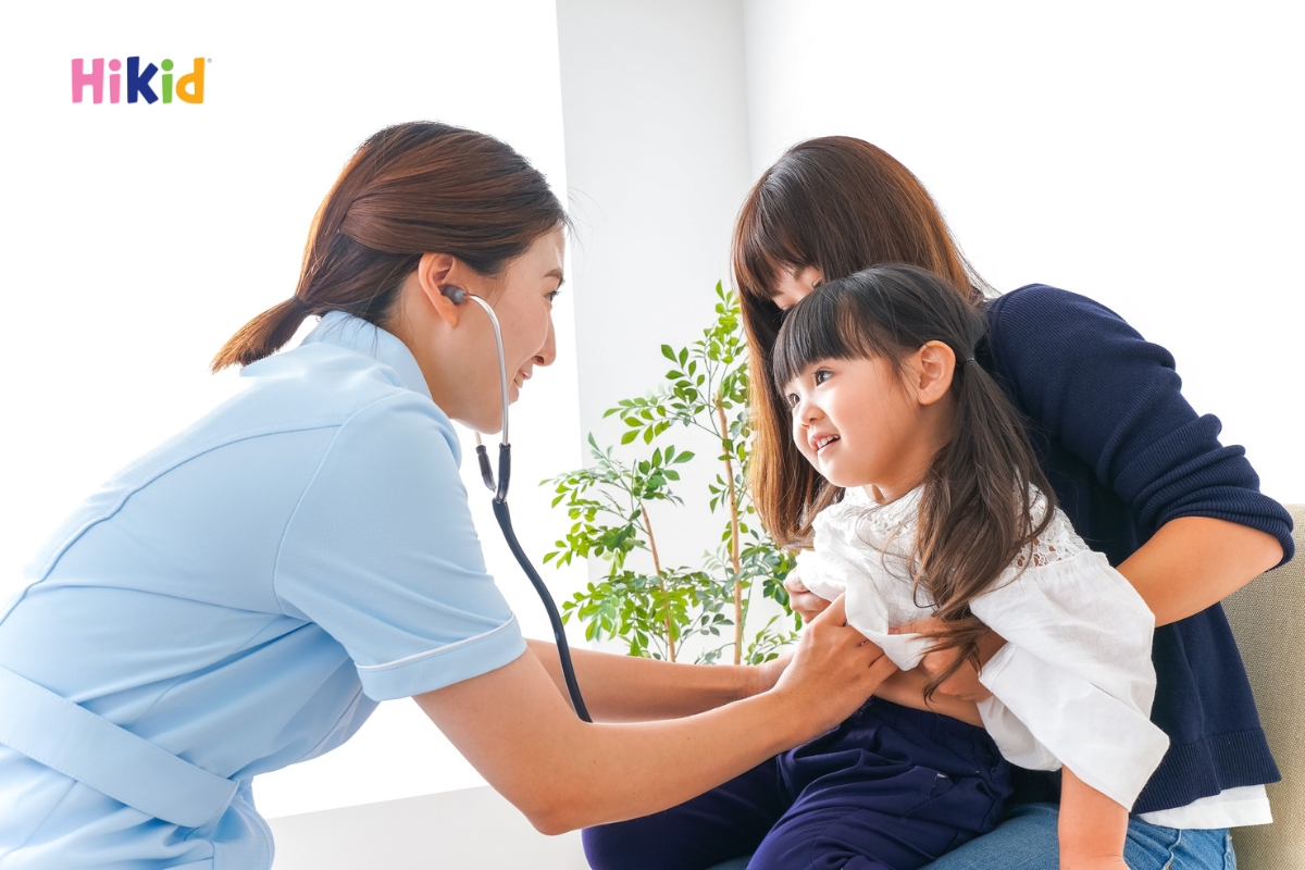 Ba mẹ nên kiểm tra sức khỏe định kỳ cho trẻ 6 tuổi để kịp thời phát hiện dấu hiệu chậm lớn
