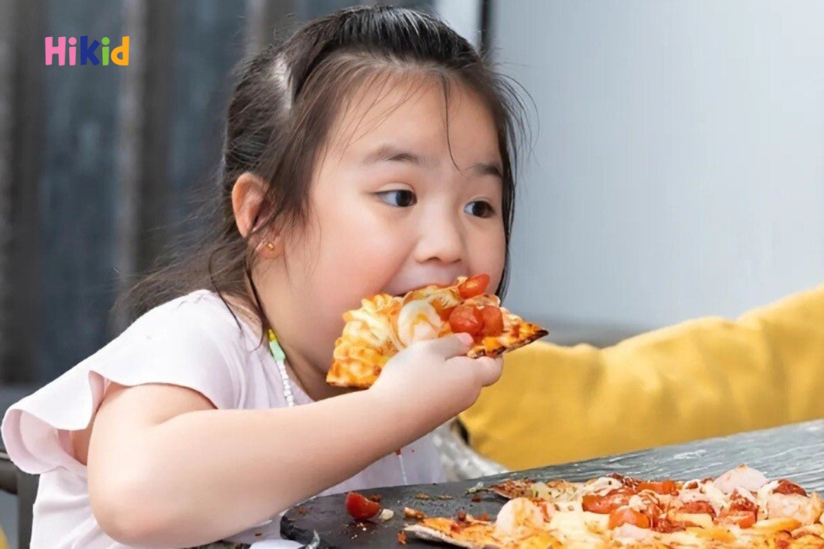 Chế độ ăn uống không lành mạnh có thể khiến trẻ béo phì, kìm hãm sự phát triển chiều cao