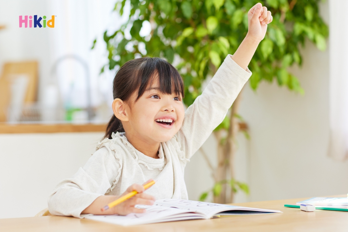 Ngồi học đúng tư thế tạo điều kiện thuận lợi để hệ xương phát triển khỏe mạnh