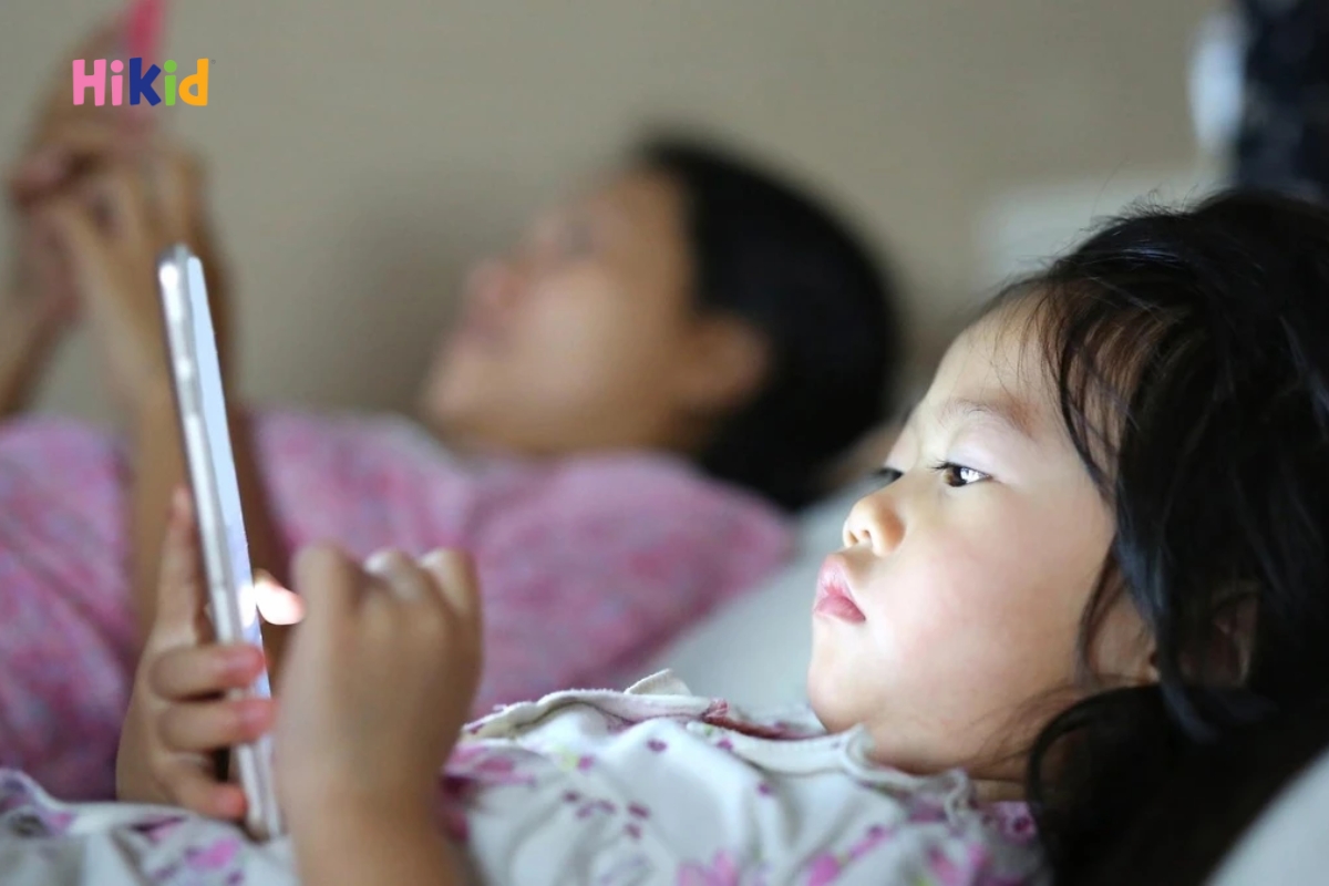 Sử dụng điện thoại trước khi đi ngủ khiến trẻ khó ngủ