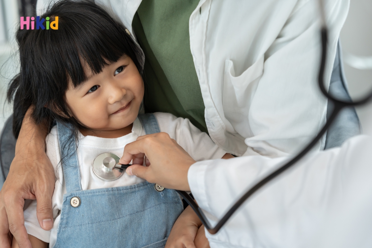 Ba mẹ nên cho trẻ thăm khám sức khỏe định kỳ