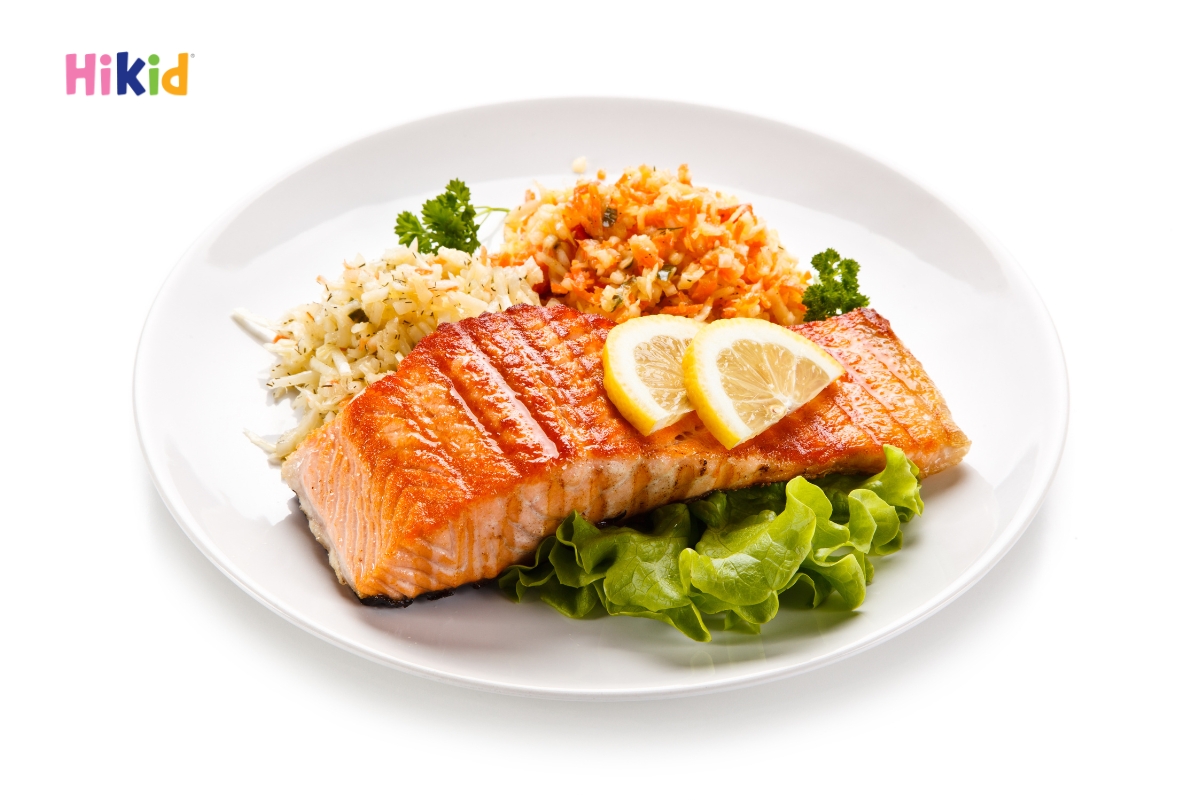 Cá hồi là thực phẩm giàu vitamin D cho bé