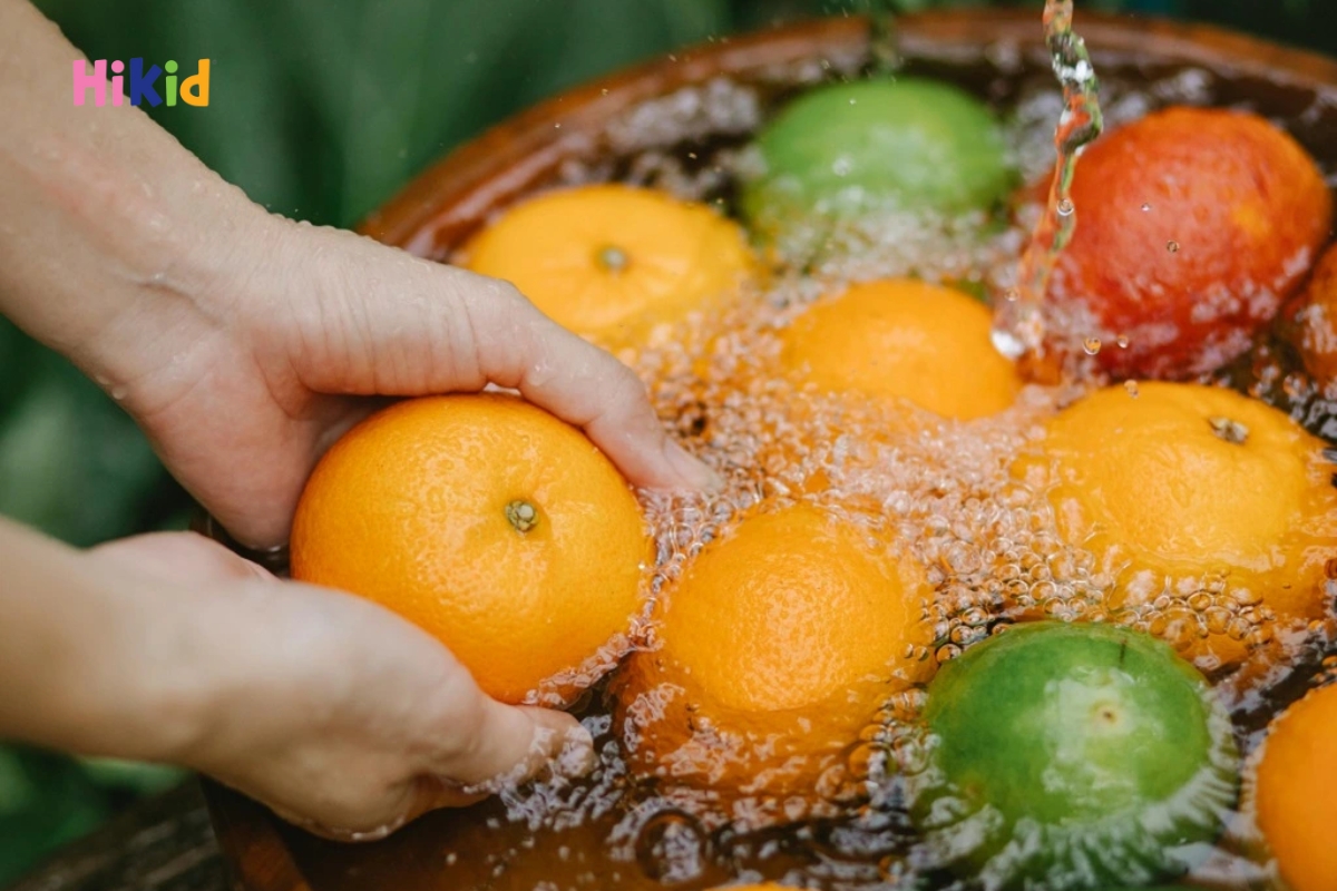 Nên lựa chọn trái cây tươi, đúng mùa và rửa sạch kỹ lưỡng