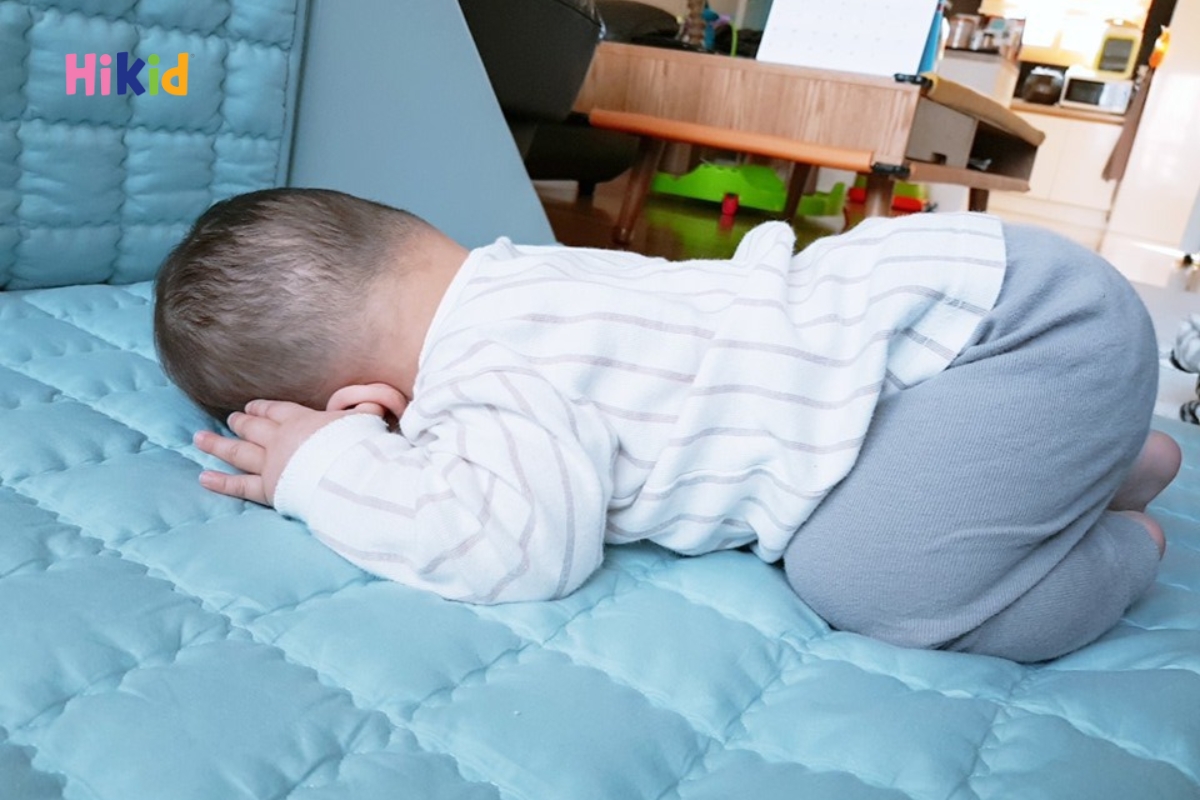 Tư thế nằm co quắp người có thể gây biến dạng cột sống