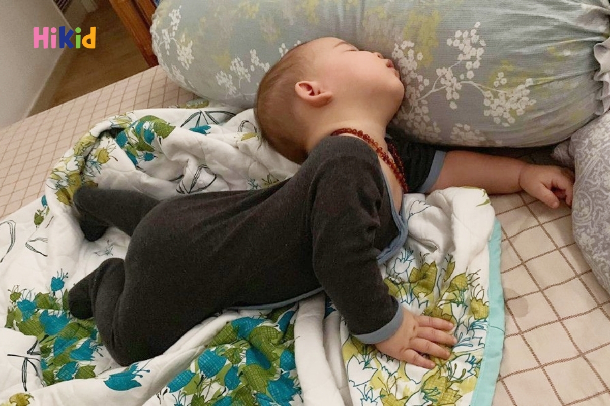 Nằm vẹo người gây áp lực lên cột sống của trẻ